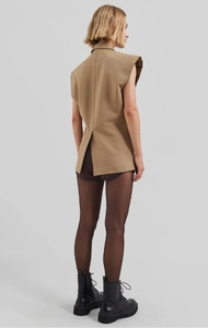 Dettaglio del gilet blazer kaki senza maniche con elegante spacco sul retro