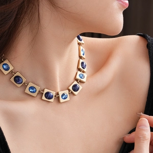 Nahaufnahme einer Vintage-Halskette mit blauen Kristallen am Model für einen Royal-Look