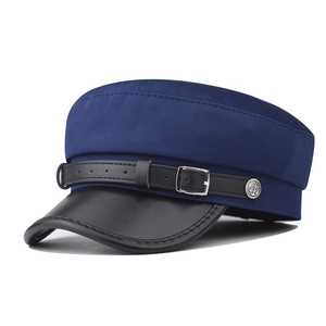 Dettaglio cappello marinaio blu scuro con visiera in pelle e bottoni ad ancora argento
