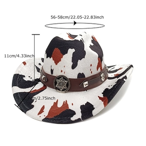 Western-Cowboyhut mit dreifarbigem Kuhmuster und Stern-Abzeichen auf braunem Lederband