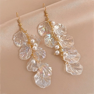 Boucles d'oreilles dorées avec fleurs en acrylique blanc et perles sur tissu doux