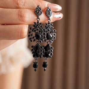 Detailaufnahme von Vintage-Strass-Ohrringen mit schwarzen Wassertropfen-Quasten und Verzierungen