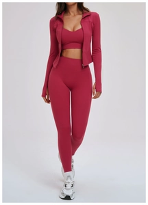 Détail de l'ensemble de yoga rose avec poignets passe-pouce et tissu extensible sculptant