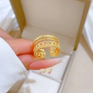 Detail eines vergoldeten mehrlagigen Rings mit Kettenstruktur und verstellbarer Öffnung