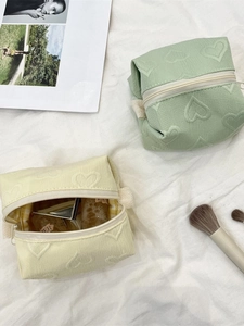 Trousse à maquillage mignonne gaufrée de cœurs en vert clair et beige avec anses