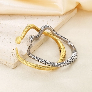 Schicke Schlangenarmbänder aus Titanstahl in Gold und Silber mit Schuppenstruktur