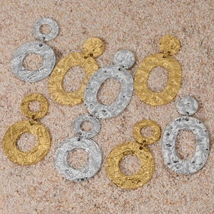 Orecchini a cerchio geometrici con texture martellata in oro e argento