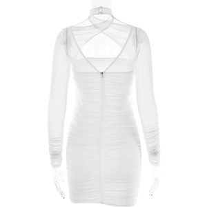 Détail de la robe en maille blanche montrant le licou et la texture du tissu plissé