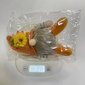 Vista dettagliata del peso dello gnomo del raccolto a 39,8g su una bilancia
