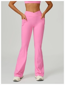 Gros plan du pantalon évasé rose avec taille croisée en V et poche latérale pratique