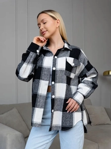 Détail de chemise en flanelle à carreaux noir et blanc avec poche et boutons blancs
