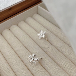 Elegant S925 sterling silver flower stud earrings with minimalist floral petal design