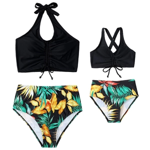 Set bikini coordinato per famiglia con top neri e slip con stampa floreale tropicale