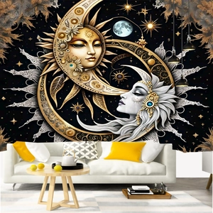 Détail de la tapisserie soleil et lune suspendue au mur derrière un canapé blanc