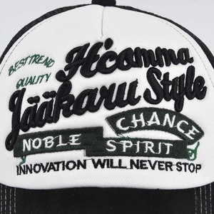 Καπέλο trucker με 3D κέντημα και πράσινη μεταξοτυπία στο λευκό μπροστινό μέρος του