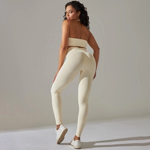 Nahaufnahme der beigen Rippstrick-Textur am High-Waist-Yoga-Set mit Sport-BH und Hose