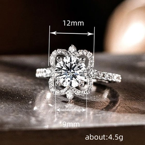 Luxe bloemring met sprankelende volledige diamanten halo en pavé gezette ringband