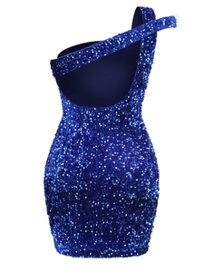 Détail de la robe de soirée à paillettes bleues avec dos nu asymétrique