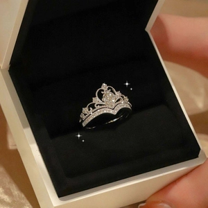 Vue macro d'une bague couronne en argent et zircon avec sertissage micro-pavé en coffret