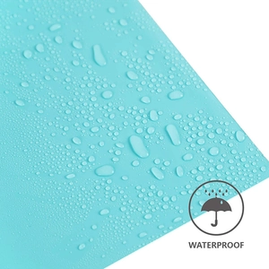 Himmelblaue wasserfeste Versandtasche mit Wassertropfen auf der Folienoberfläche