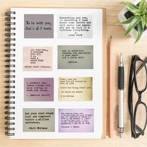 Flat lay di adesivi vintage con citazioni ispiratrici su una scrivania in legno decorata