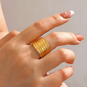 Bague large vintage en acier inoxydable plaqué or 18 carats aux motifs rayonnants