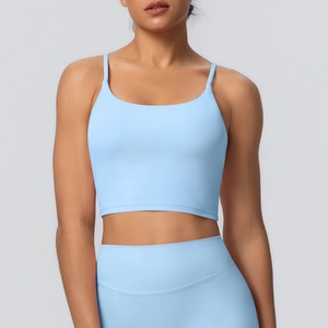Détail d'un crop top de yoga bleu clair avec fines bretelles et encolure en U