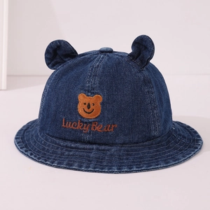 Dettaglio cappello alla pescatora in denim per bambini con orecchie 3D e ricamo