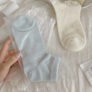 Women's silk-blend short socks in light blue and beige with breathable ribbed cuffs