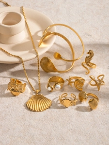 Ensemble de bijoux dorés thème marin avec coquillage et étoile de mer sur pierre
