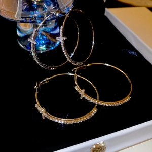 Boucles d'oreilles créoles avec croix et cristaux en finition or et argent