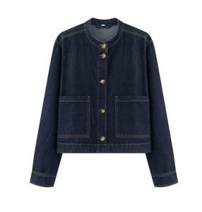 Vue détaillée à plat d'une veste en jean bleu foncé avec col rond et boutons bruns