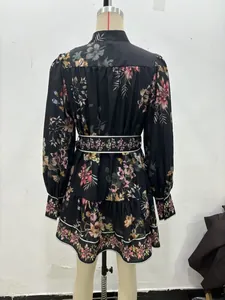 Vue détaillée du dos d'une robe fleurie noire à manches longues avec bordure contrastante