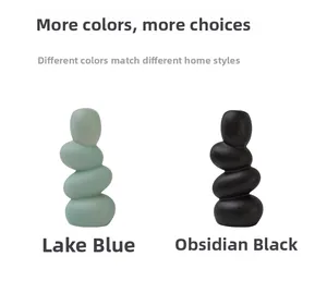 Détail de vases en céramique mate en bleu lac et noir obsidienne avec design empilé