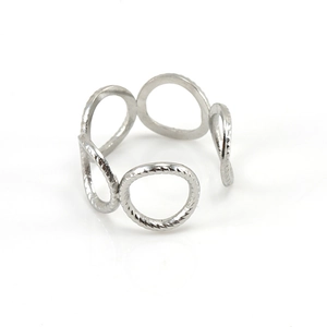 Anillo de acero inoxidable plateado con eslabones entrelazados y textura de cuerda