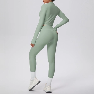 Détail du legging de yoga taille haute sans couture avec effet push-up en vert menthe