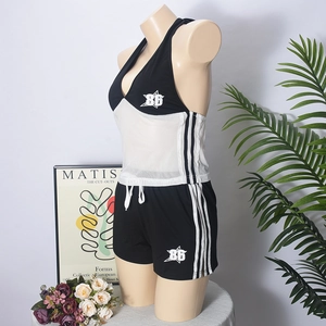 Detail eines zweiteiligen Neckholder-Tops und Shorts Sets mit Mesh und Kontraststreifen