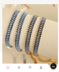 Gros plan de bracelets à triple rangée de strass bleus avec chaînes or et argent