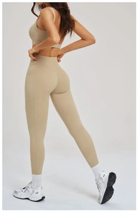 Dettaglio dei leggings da yoga a vita alta con tasca laterale e reggiseno sportivo