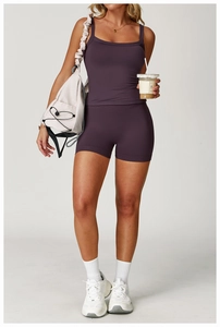 Détail de l'ensemble débardeur de sport violet foncé et short de yoga taille haute
