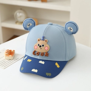 Detail einer Baby-Baseballkappe mit süßen blauen Bärenohren und bunt gemusterter Krempe
