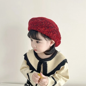 Détail du béret en tricot rouge pour fille avec texture douce et style rétro festif