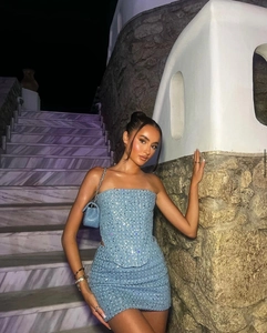 Détail de l'ensemble bleu clair à paillettes avec top bustier et mini-jupe brillante