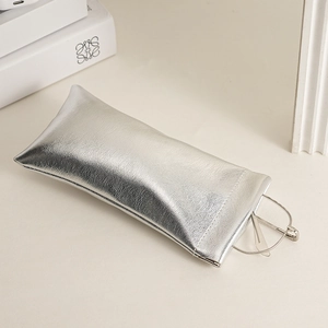 Silberne Brillen- und Lippenstifttasche aus PU-Leder mit glänzendem Metallic-Finish