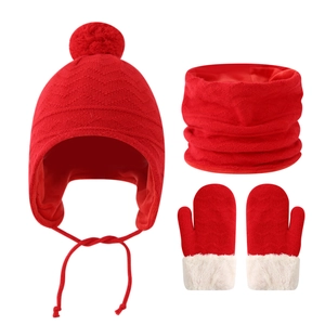 Ensemble d'hiver rouge pour bébé avec bonnet à oreillettes, tour de cou et moufles