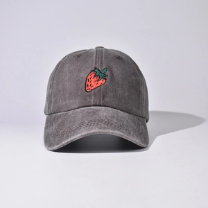 Dettaglio di un cappellino da baseball grigio lavato con ricamo a forma di fragola
