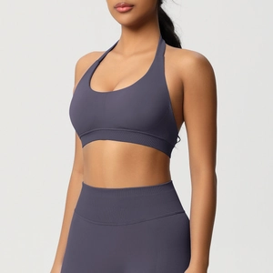 Détail de la brassière licou violette avec ourlet côtelé et legging taille haute