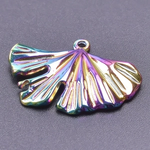 Vue macro d'un pendentif feuille de ginkgo avec placage arc-en-ciel et détails de texture