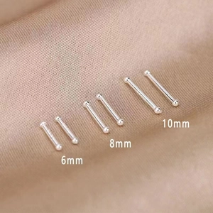 Detaillierte Makroaufnahme von 6mm, 8mm und 10mm Sterling Silber Ohrstiften auf Champagner Seide