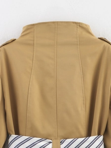 Detailansicht der Rückseite einer khakifarbenen Twilljacke mit blau-weißem Streifenband